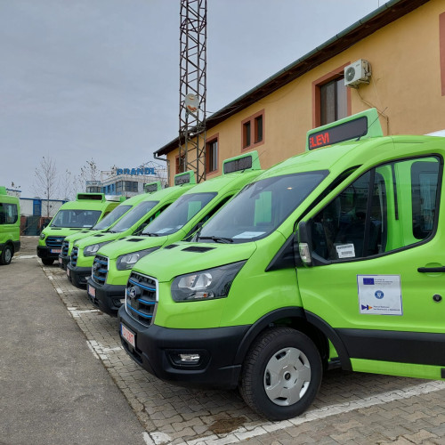 Proiect de aproximativ 13,77 milioane de lei. Consiliul Județean Sibiu a lansat licitația pentru achiziția a 15 microbuze electrice școlare cu 16 + 1 locuri