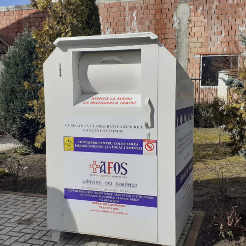 Containere pentru reciclarea hainelor uzate la Biserici din județ, prin Asociația Filantropia Ortodoxă Sibiu: Unele ajung la nevoiași, altele în nordul Africii