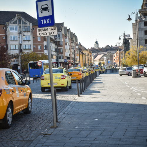 Taximetriștii din Sibiu cer reglementări mai stricte pentru Bolt și Uber: Ei profită de o lege favorabilă, nu pot raporta corect sumele, poluează orașul