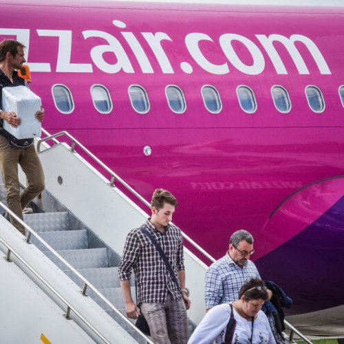 Wizz Air va elimina plățile în numerar la bord începând cu 2025