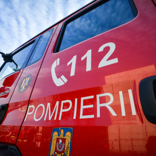 Incendiu devastator la Tălmaciu: o hală cu material lemnos a fost cuprinsă de flăcări