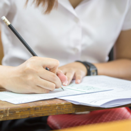 Startul examenului de bacalaureat 2025 în România va avea loc pe data de 10 iunie, conform calendarului aprobat de Ministerul Educației și Cercetării. Prima probă scrisă va fi la limba și literatura română, iar apoi elevii vor susține probele de limba maternă, profil obligatoriu și de alegere, în perioada 11-13 iunie, notează digi24.ro.
