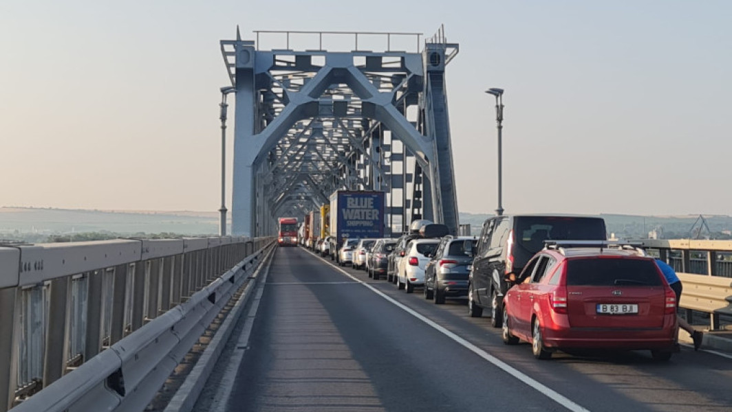 Infotrafic: circulația pe podul Giurgiu - Ruse, blocată de dimineață din cauza unui camion defect, a fost reluată