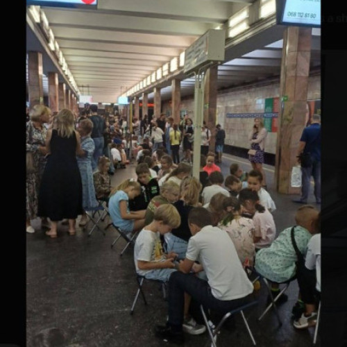 Elevii din Kiev se ascund în metrou în timpul alertelor aeriene