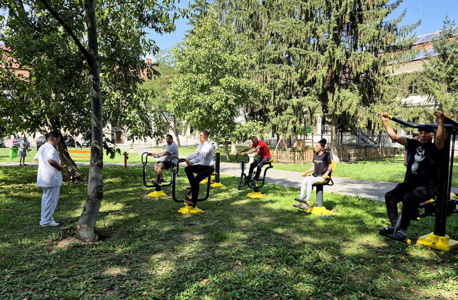 Spitalul din Sibiu instalează 6 aparate de fitness în aer liber pentru pacienți